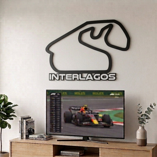 Silueta del circuito de F1 de Interlagos en relieve negro mate decorando la pared sobre un televisor.