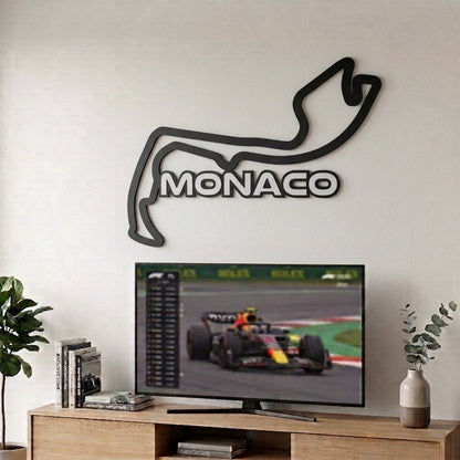 Silueta del circuito de F1 de Monaco en relieve negro mate decorando la pared sobre un televisor