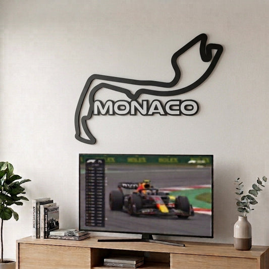 Silueta del circuito de F1 de Monaco en relieve negro mate decorando la pared sobre un televisor