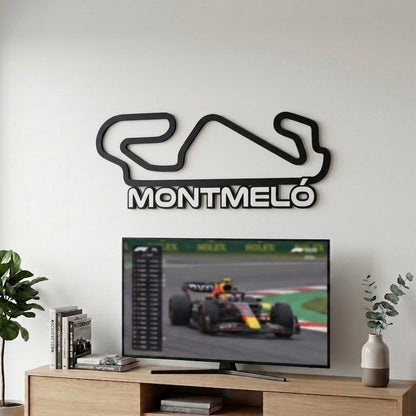 Silueta del circuito de F1 de Montmelo en relieve negro mate decorando la pared sobre un televisor.