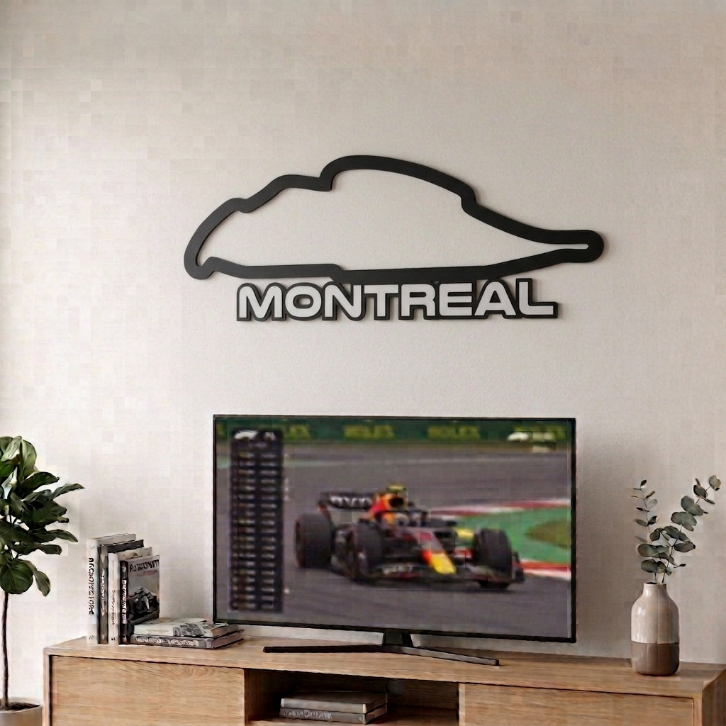 Silueta del circuito de F1 de Montreal en relieve negro mate decorando la pared sobre un televisor