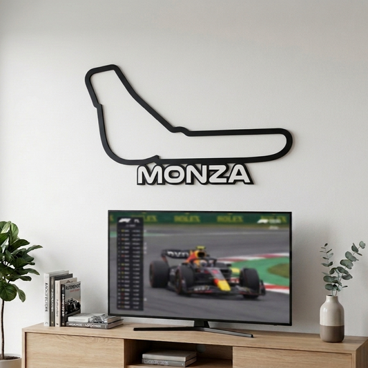 Silueta del circuito de F1 de Monza en relieve negro mate decorando la pared sobre un televisor