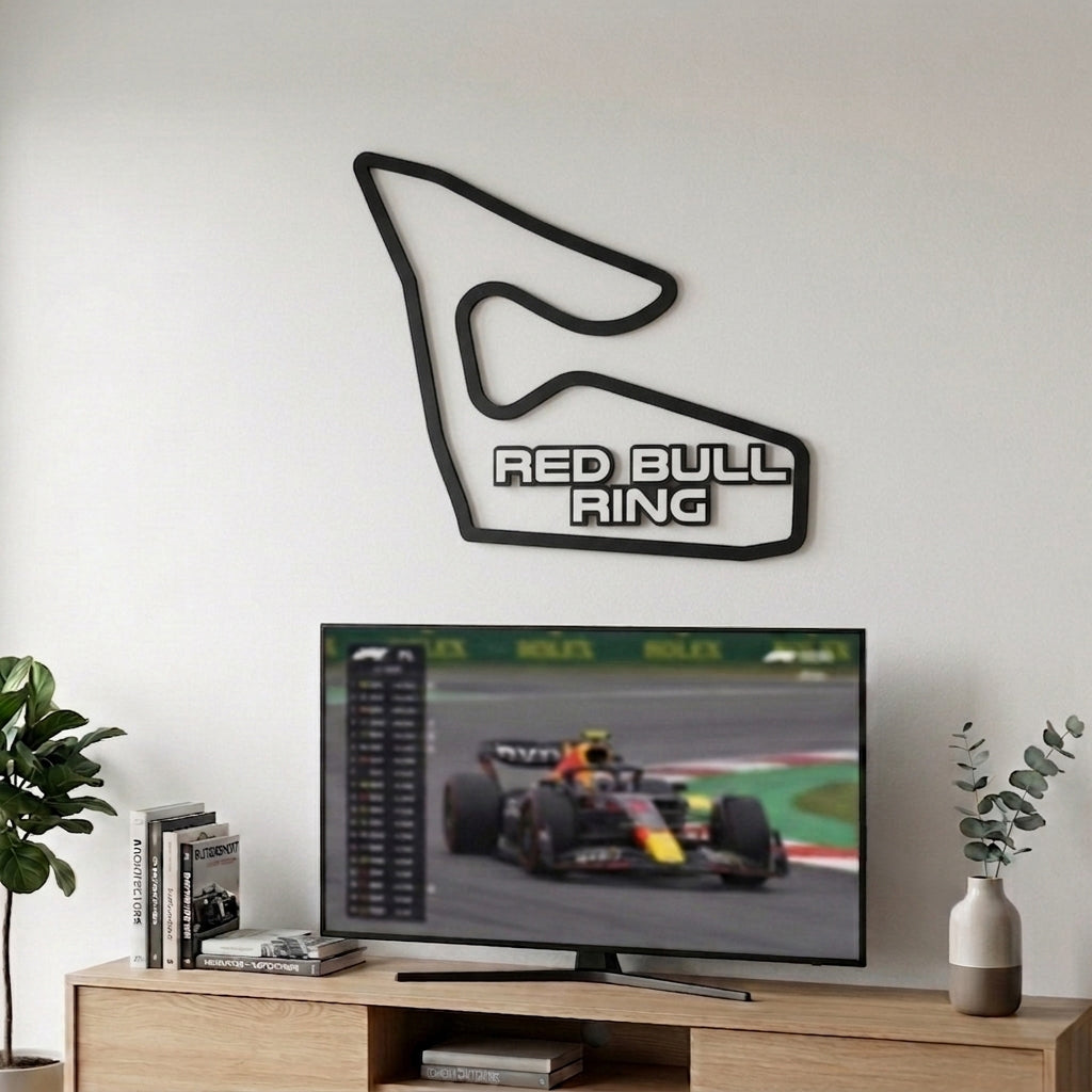Silueta del circuito de F1 de Red Bull Ring en relieve negro mate decorando la pared sobre un televisor.