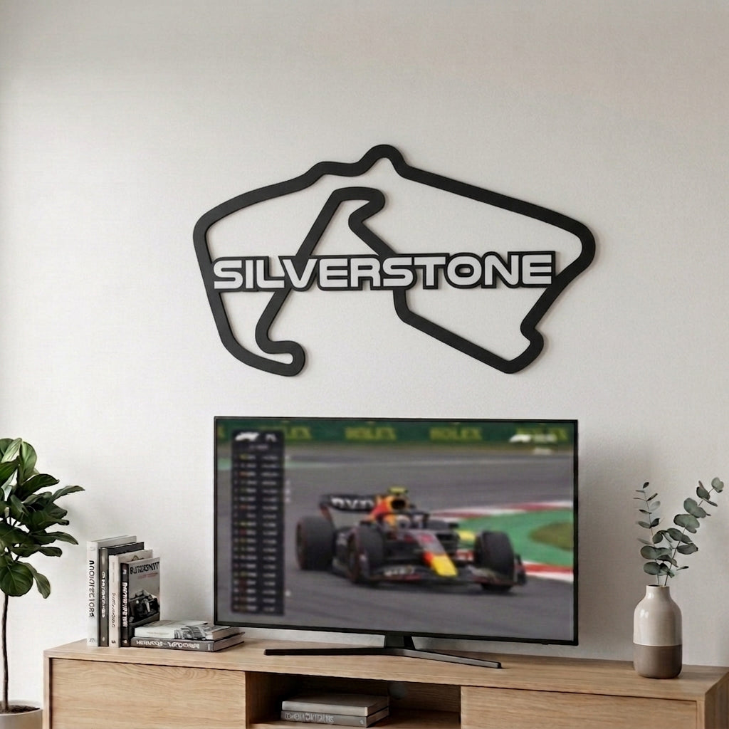 Silueta del circuito de F1 de Silverstone en relieve negro mate decorando la pared sobre un televisor.