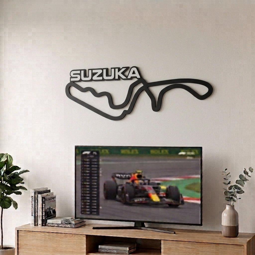 Silueta del circuito de F1 de Suzuka en relieve negro mate decorando la pared sobre un televisor