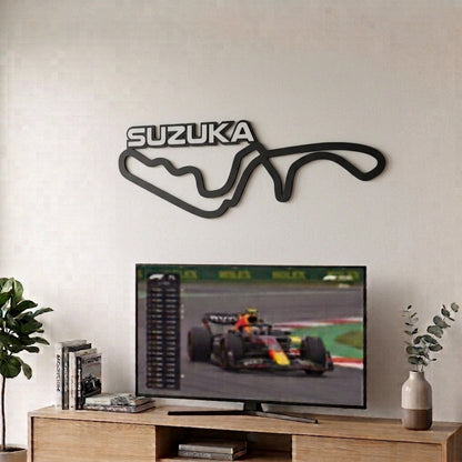 Silueta del circuito de F1 de Suzuka en relieve negro mate decorando la pared sobre un televisor