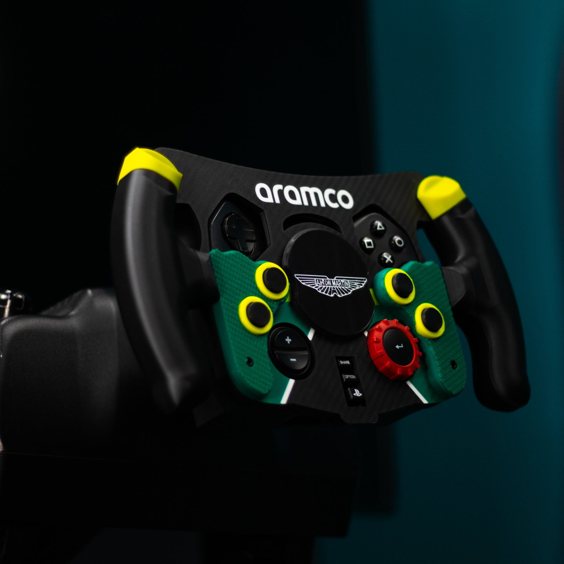 Mod de F1 Aston Martin montado en setup de carreras con levas traseras visibles