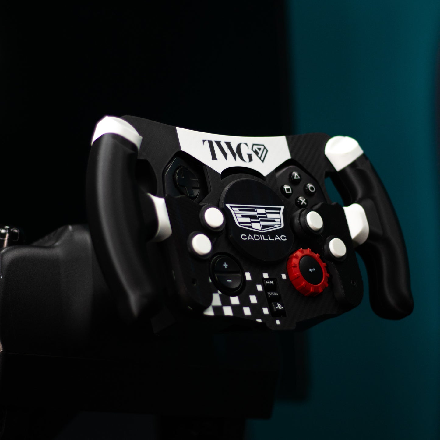 Mod de F1 Cadillac montado en setup de carreras con levas traseras visibles