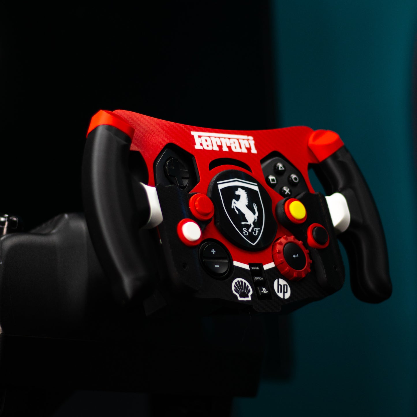 Mod de F1 Ferrari montado en setup de carreras con levas traseras visibles