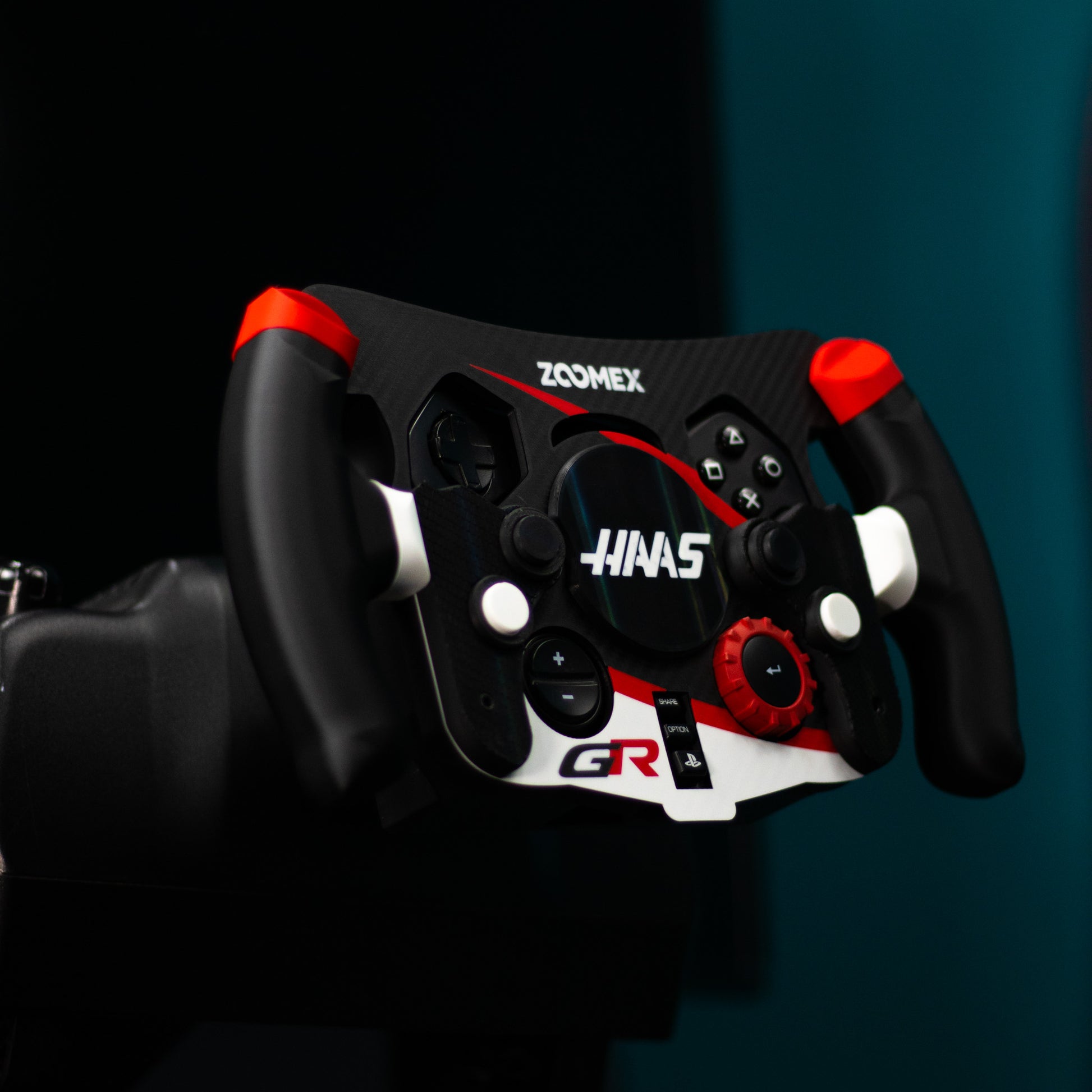 Mod de F1 Haas montado en setup de carreras con levas traseras visibles