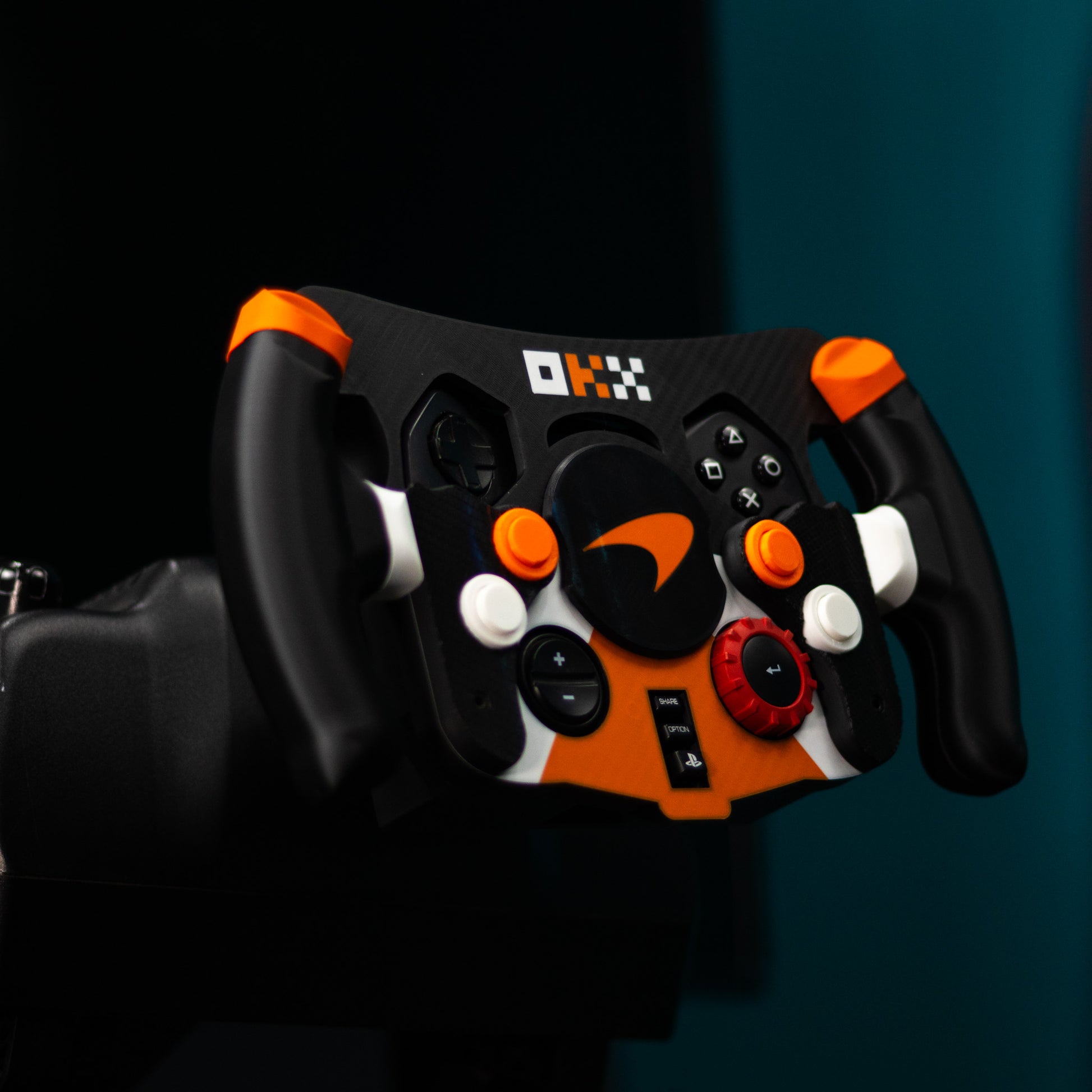 Mod de F1 McLaren montado en setup de carreras con levas traseras visibles